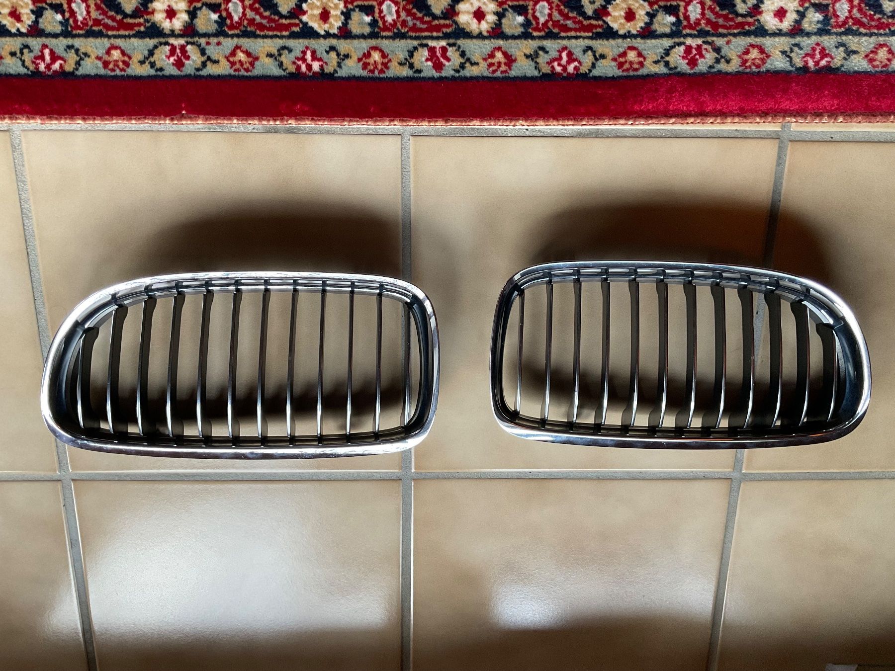 BMW Tutti pezzi di ricambio auto: Grilles BMW E90 & E91 couleur chrome d’origine – Usato da Cortébert venduto da Wolphy