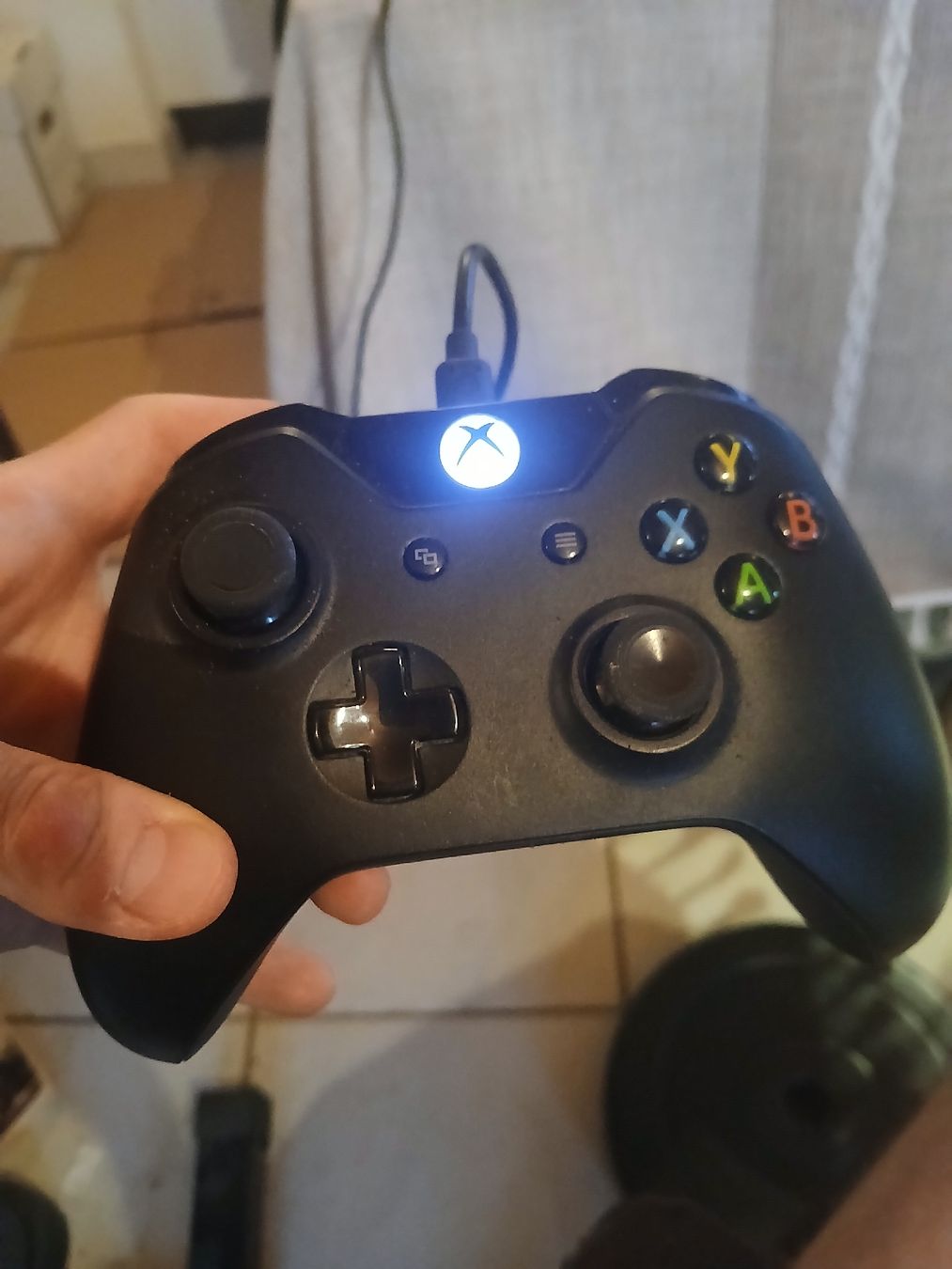 Microsoft Konsolen: xbox one avec 1 manette  – Gebraucht aus Cudrefin von tow_bh8j 1