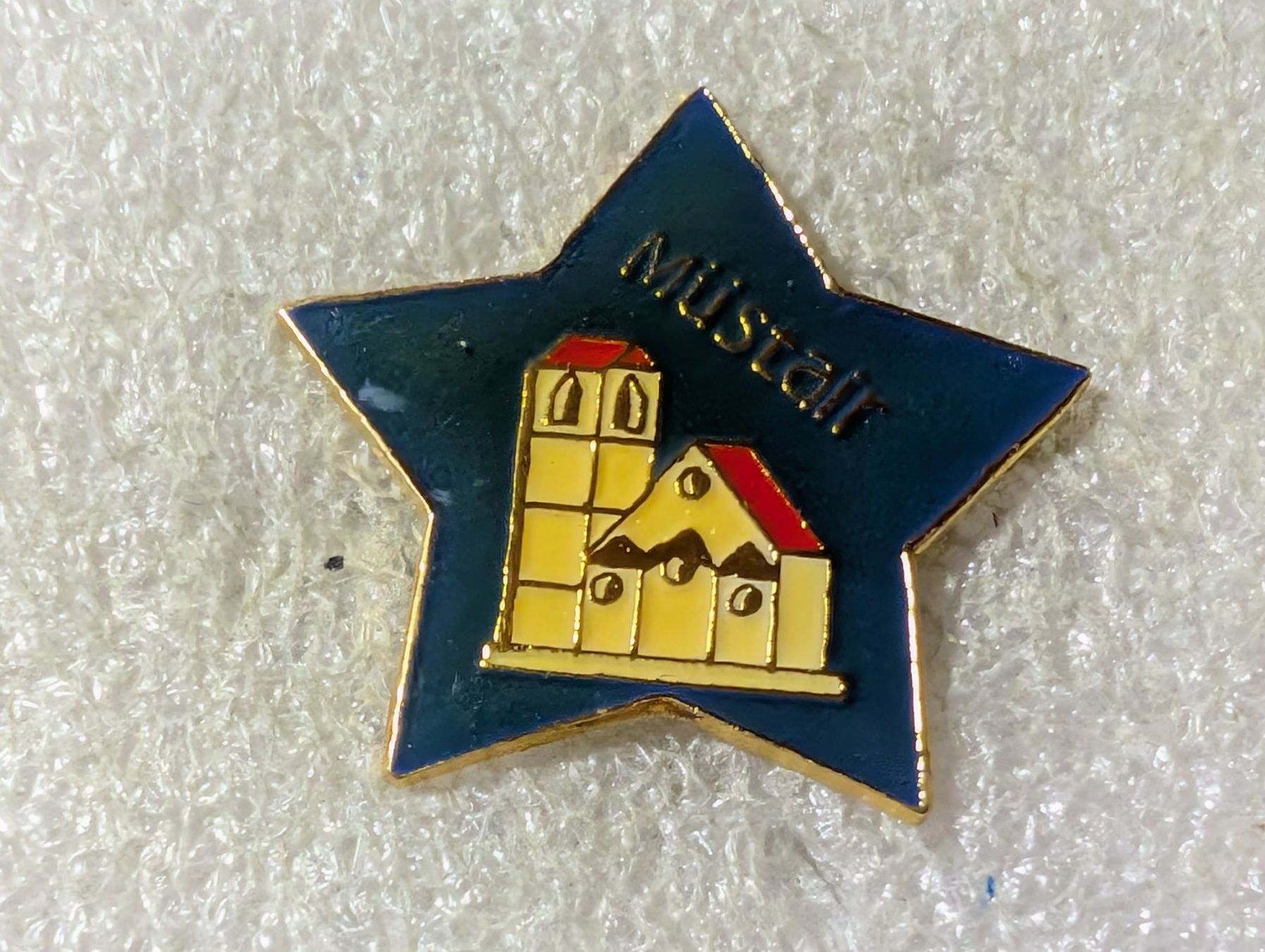 Placchette & Badge: Ansteckpin 117: Mustair – Usato da Oppligen venduto da Pin-Fall-Shop