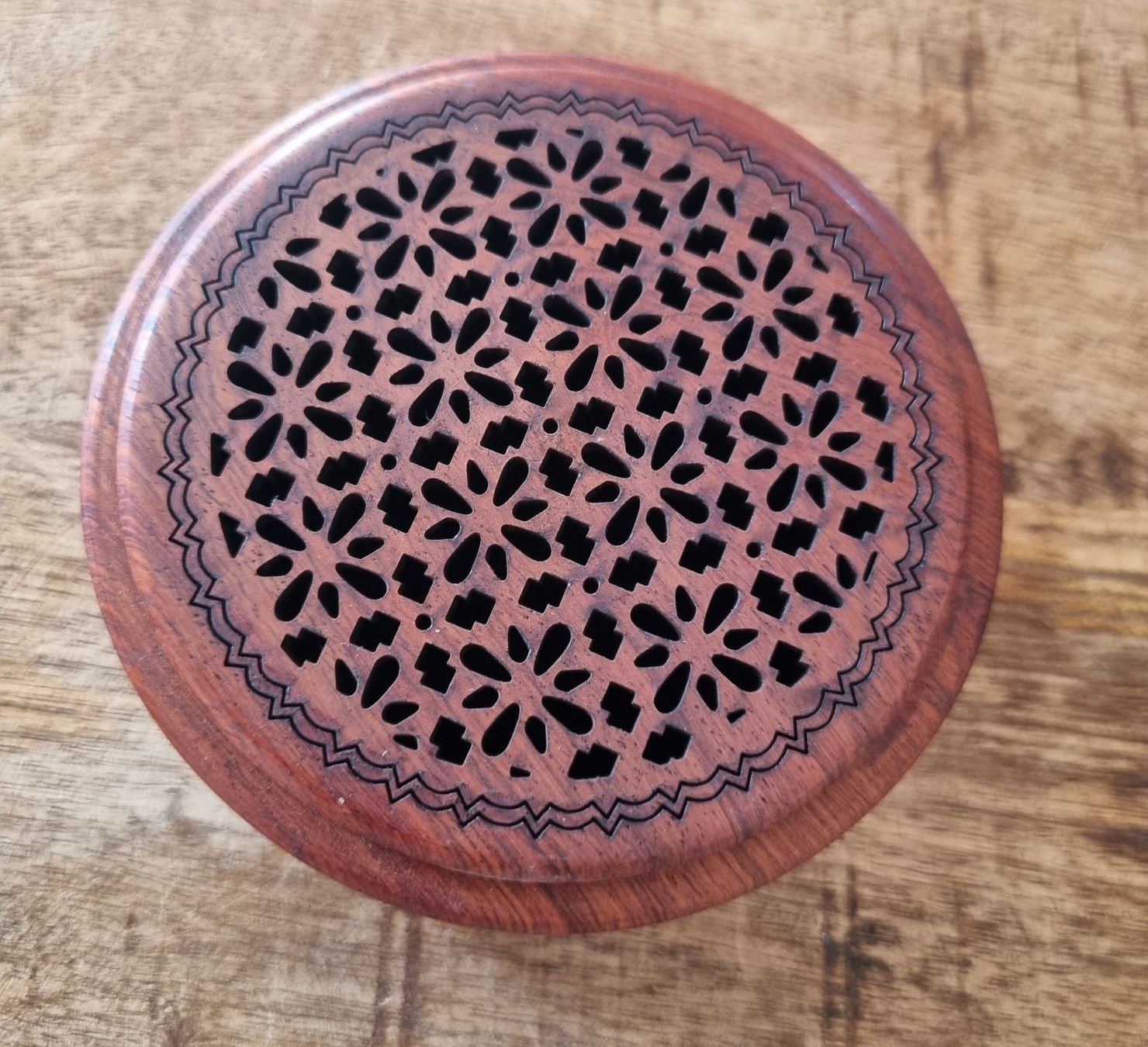 Holzartikel: Rosenholz Schatulle mit Mandala, magnetisch – Neu und originalverpackt aus Gattikon von myartshop