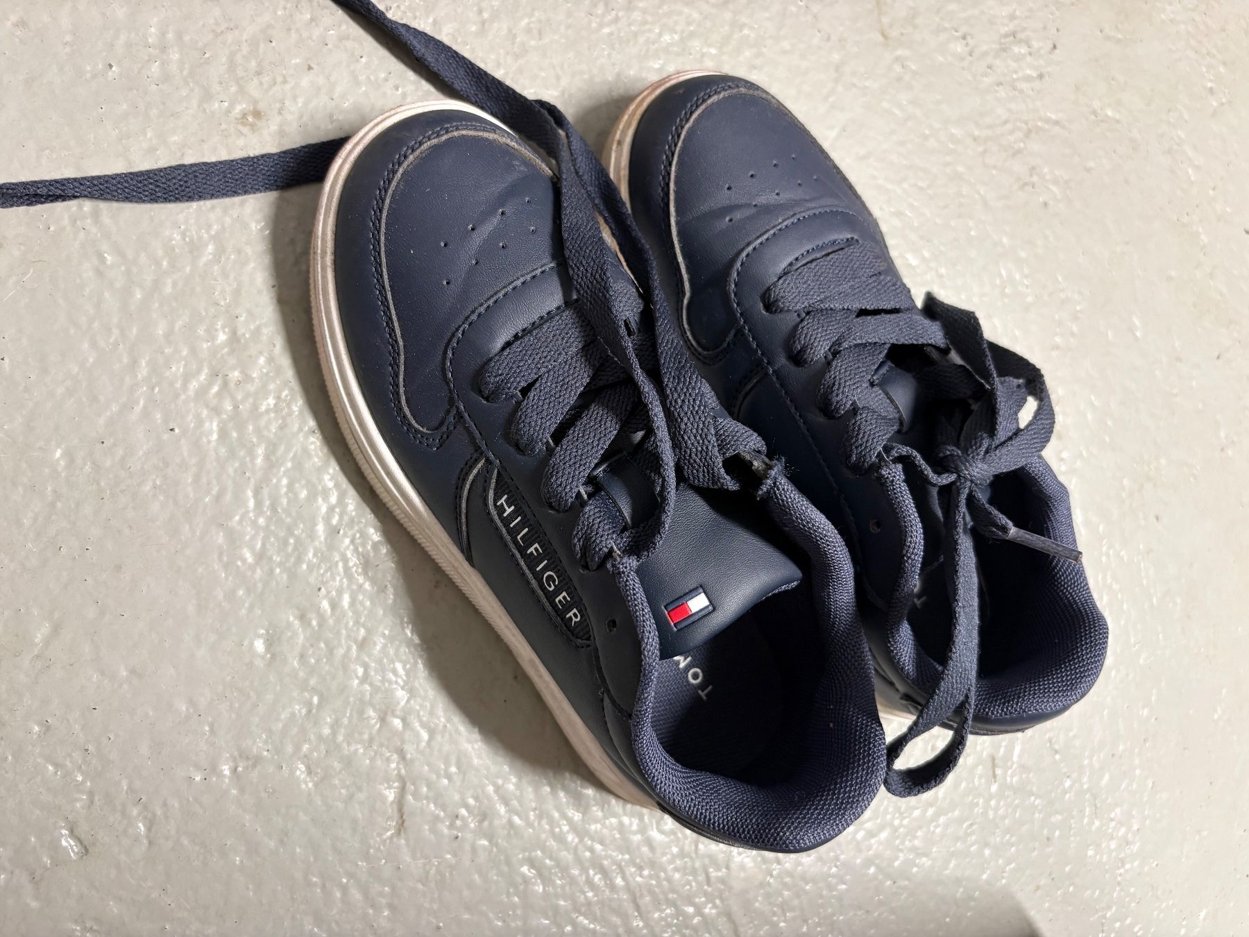 Tommy Hilfiger Schuhe für Jungen: Tommy hilfiger kinder schuhe – Gebraucht aus Ostermundigen von nad_8vsp