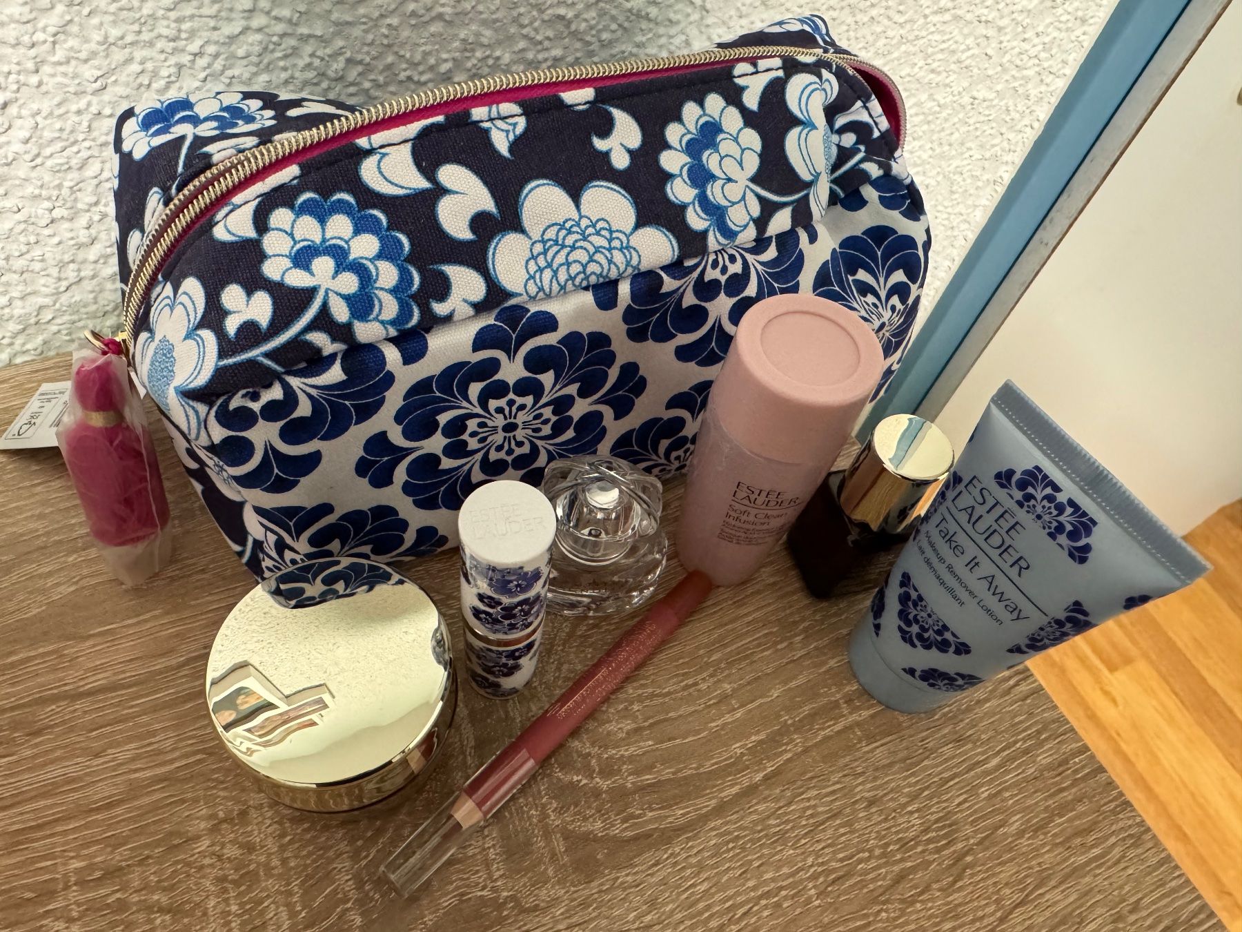 Estée Lauder Kosmetikkoffer: Estée Lauder diverse Artikel – Neu (gemäss Beschreibung) aus Bremgarten AG von vakavaka