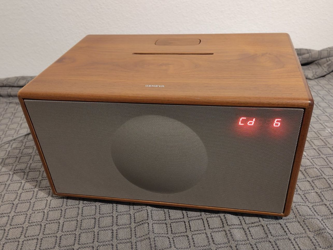 Systèmes audio & multimédias: Geneva Model M / CD + iPod + FM player / Walnuss – D'occasion à St. Gallen par swi_dnw5