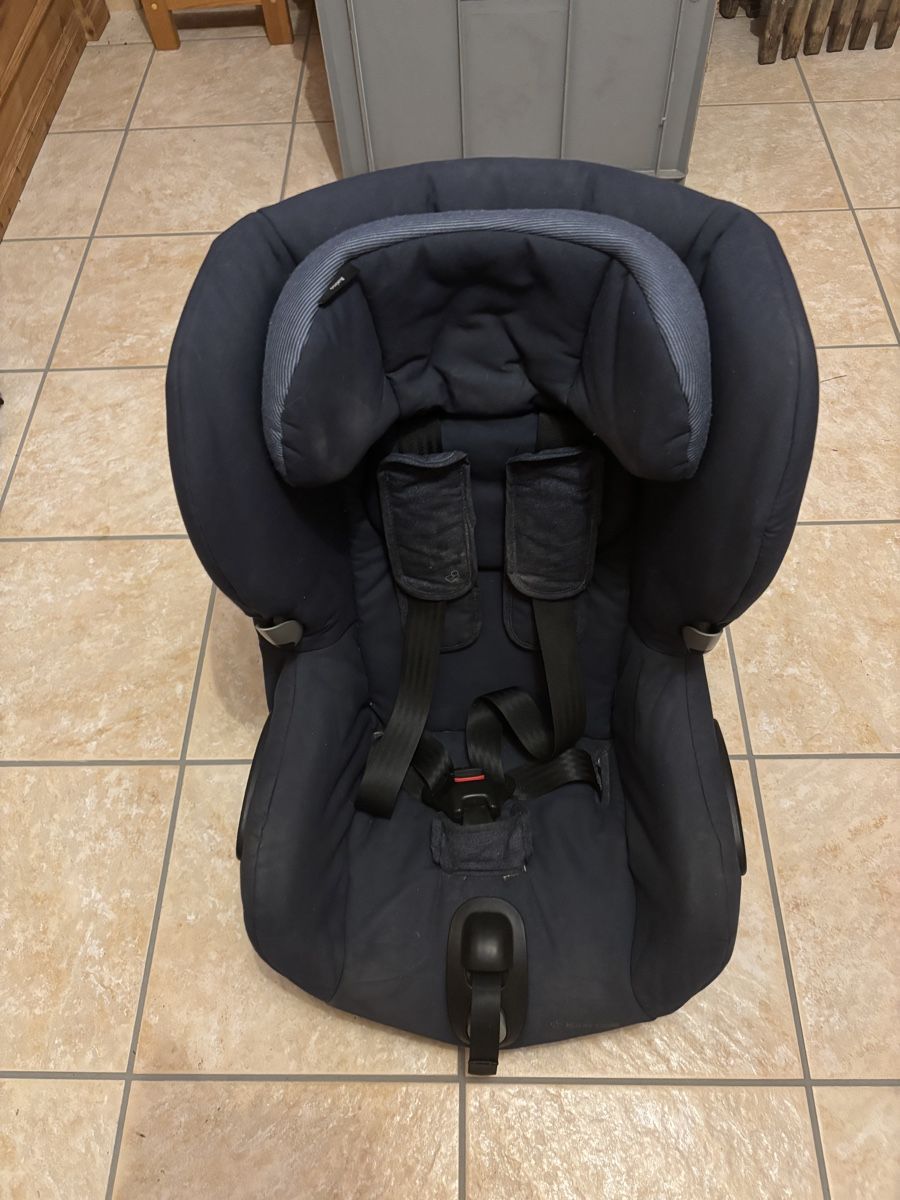 Maxi-Cosi Auto-Kindersitze: Maxi Cosi Axiss dunkelblau – Gebraucht aus Hombrechtikon von ufpasse