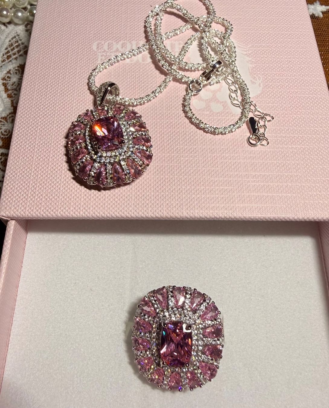 Autres bijoux: Ensemble bijoux : collier et bague roses – Neuf avec emballage d'origine à St-Maurice par Sandrinette123 3