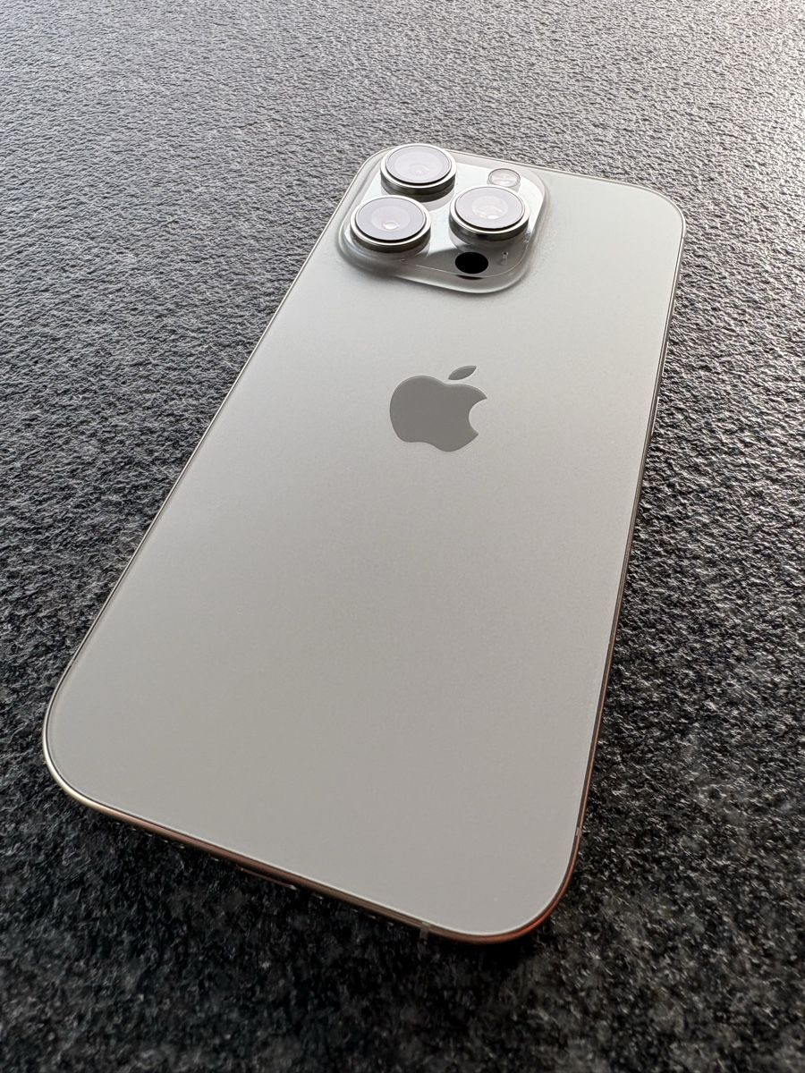Apple Telefoni cellulari / Smartphones: Smartphone Apple iPhone 16 Pro schwarz – Usato da Heerbrugg venduto da bischi13 7