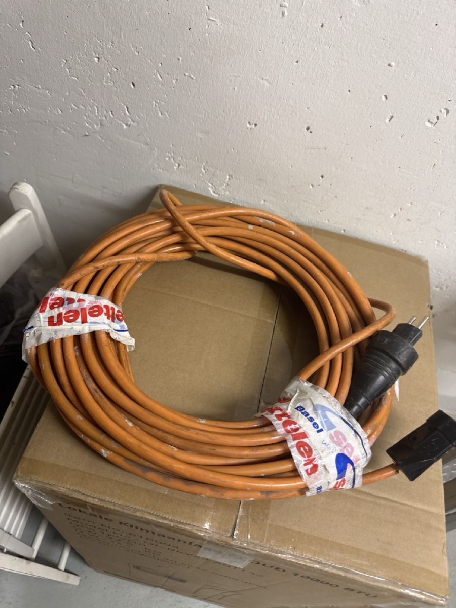 Câbles: Extension Cord Orange 10A 250V 3-Pin Plug – D'occasion à Riehen par Top-Quality 1