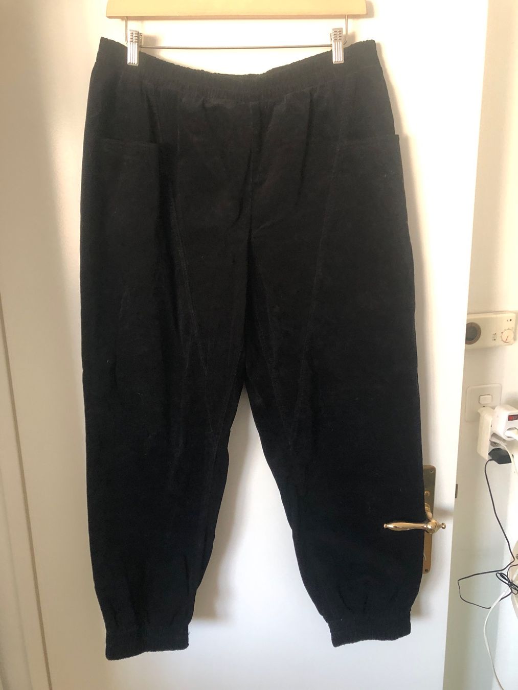 Pantaloni: Schwarze Cordhose, Grösse 46, bequem – Nuovo (secondo la descrizione) da Arlesheim venduto da leyRum4.5