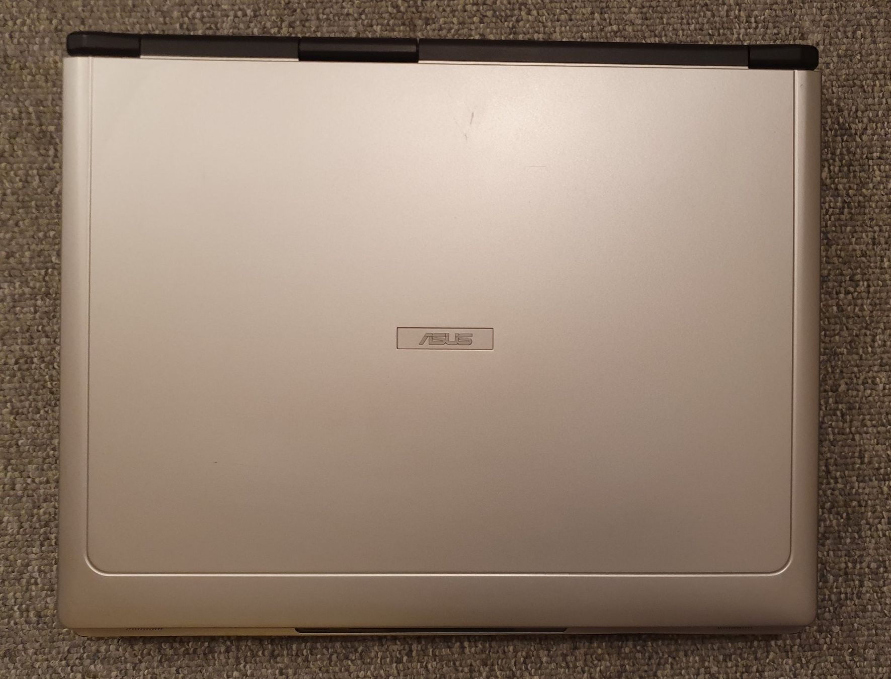 Asus Notebooks: ASUS Z9200, Antix-Linux, Mit Netzteil, Akku defekt – Gebraucht aus Winterthur von E-Frosch 1