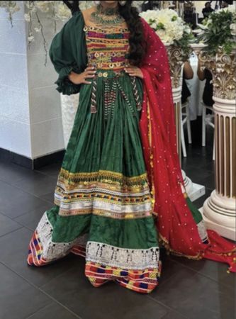 Traditionelles afghanisches Kleid grün bunt bestickt