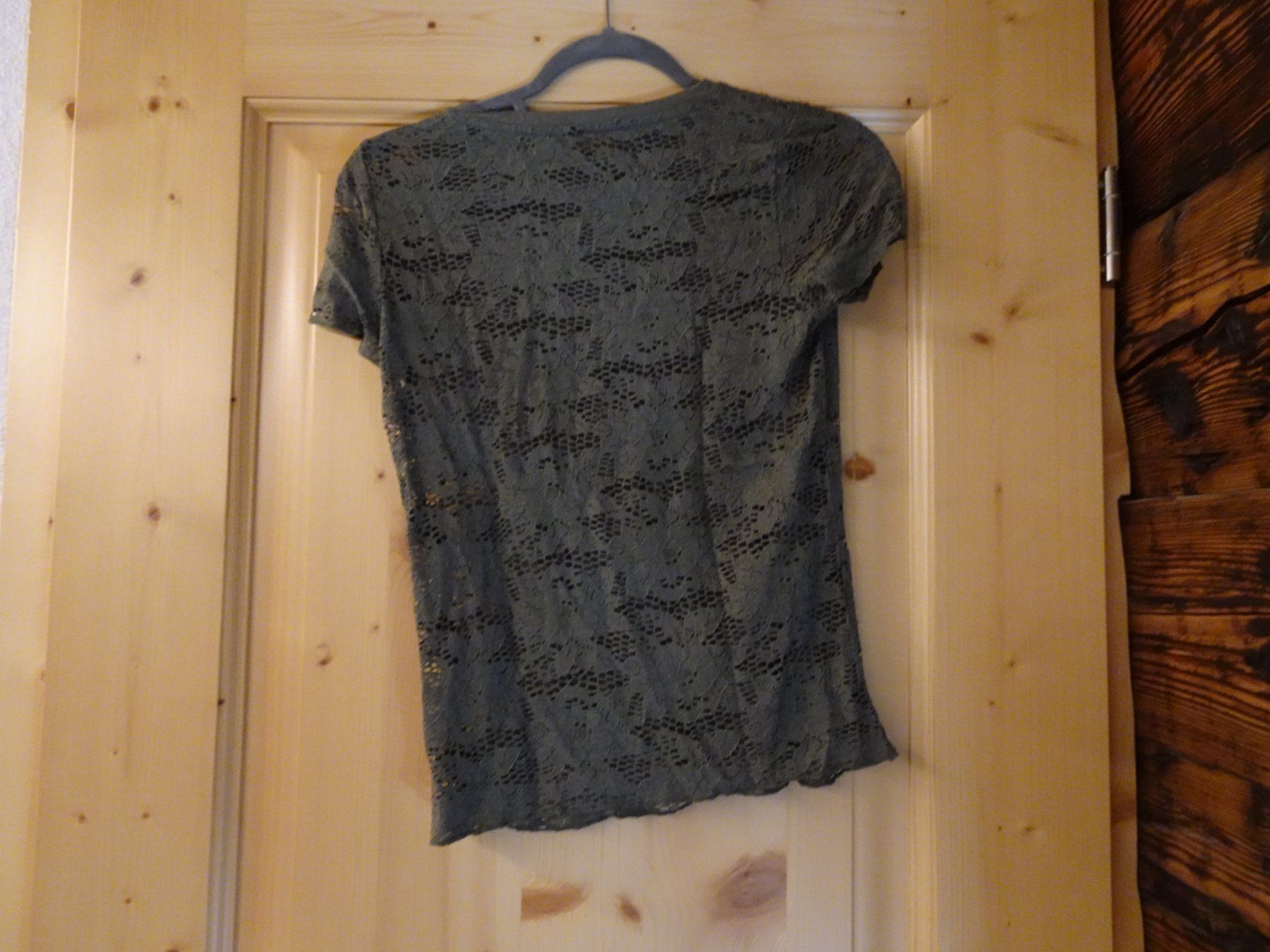 T-Shirts: Olivgrünes Spitzenshirt Gr. XS - 2603149 – Gebraucht aus Küssnacht am Rigi von Good4Deckeli 1