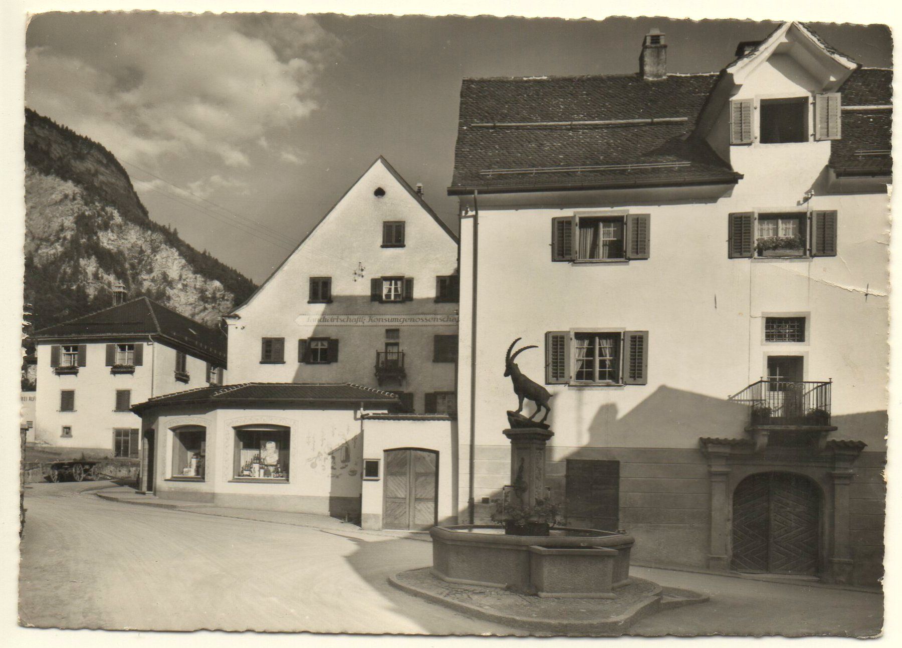 Cartoline postali: MALANS Dorfplatz mit Steinbockbrunnen & Konsum – Usato da Jona venduto da philajona