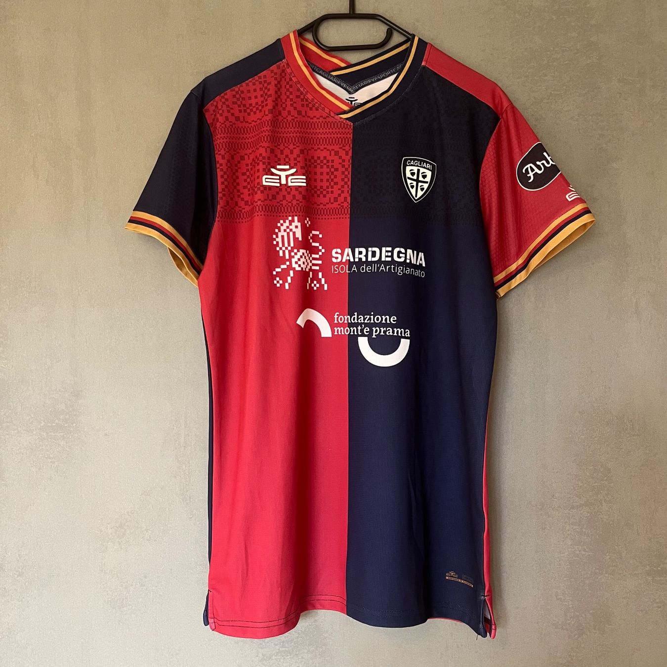 Adidas Canottiere & Pantaloni: Cagliari Calcio Trikot EYE – Usato da Winterthur venduto da LaBodega
