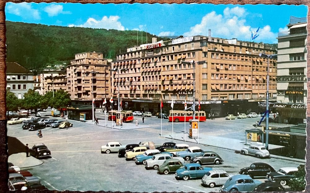 BIEL BIENNE PLACE DE LA GARE AVEC VEHICULES 1960 Kaufen auf Ricardo