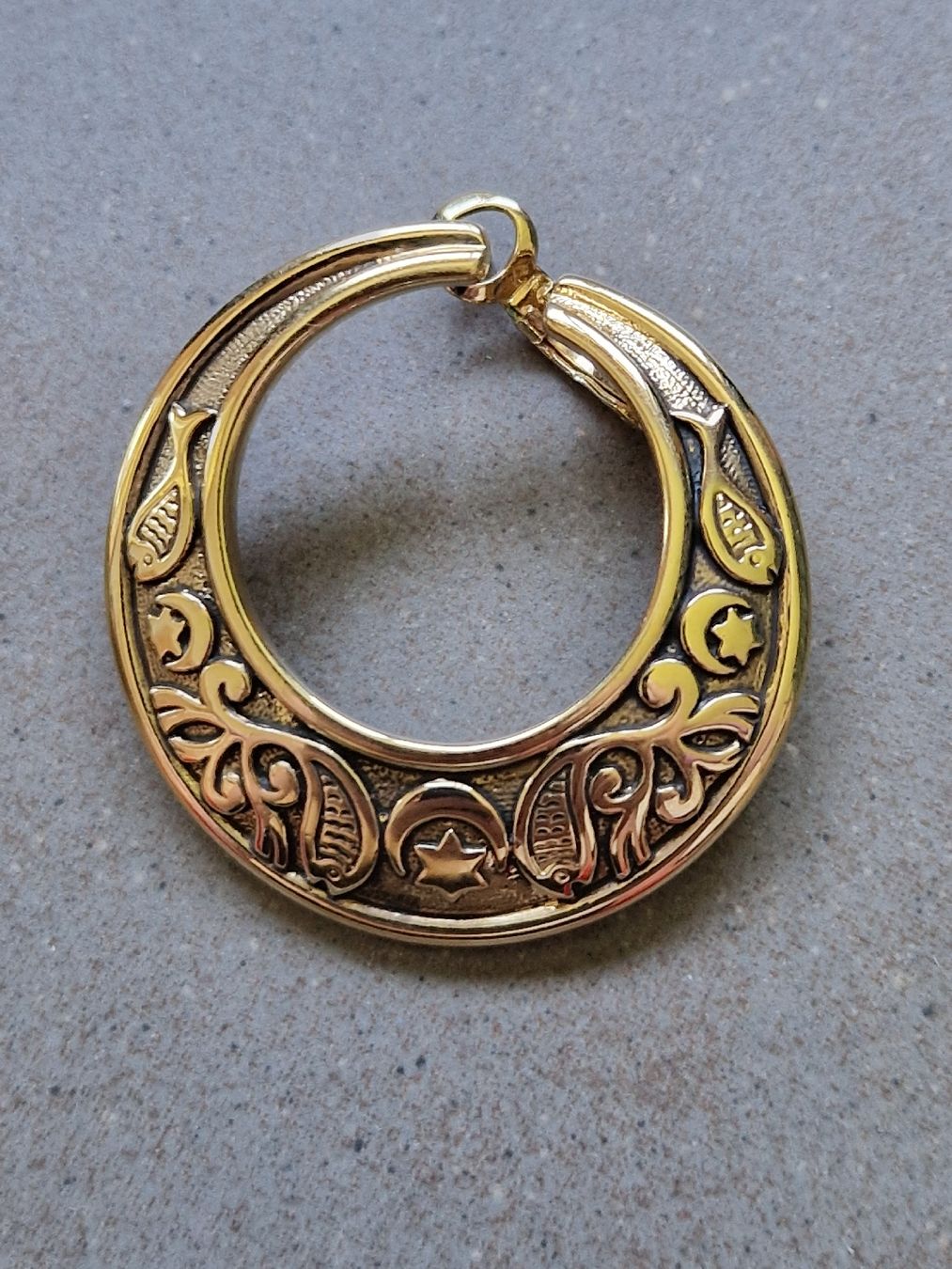 Pierre Lang Orecchini pendenti & Orecchini a lobo: Pierre Lang Creolen Ornament gold – Usato da Lichtensteig venduto da Cocabana_16 1