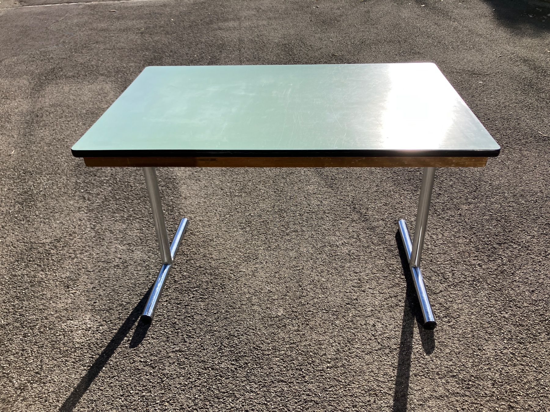 Tavoli: Table en Formica – Usato da Saignelégier venduto da Dubois_Vintage