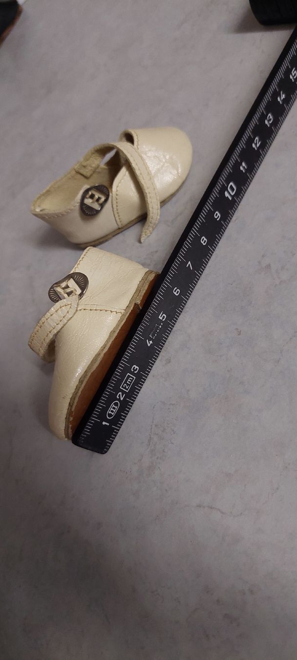 Sasha Morgenthaler Bambole: 5Paar Puppenschuhe  – Usato da Muri AG venduto da nindo1 4