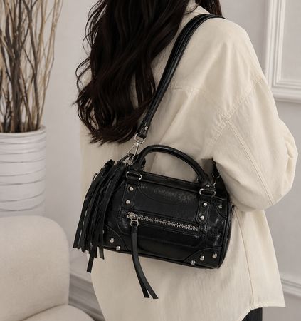 Stylische Handtasche mit Nieten, Schwarz, Top Zustand!