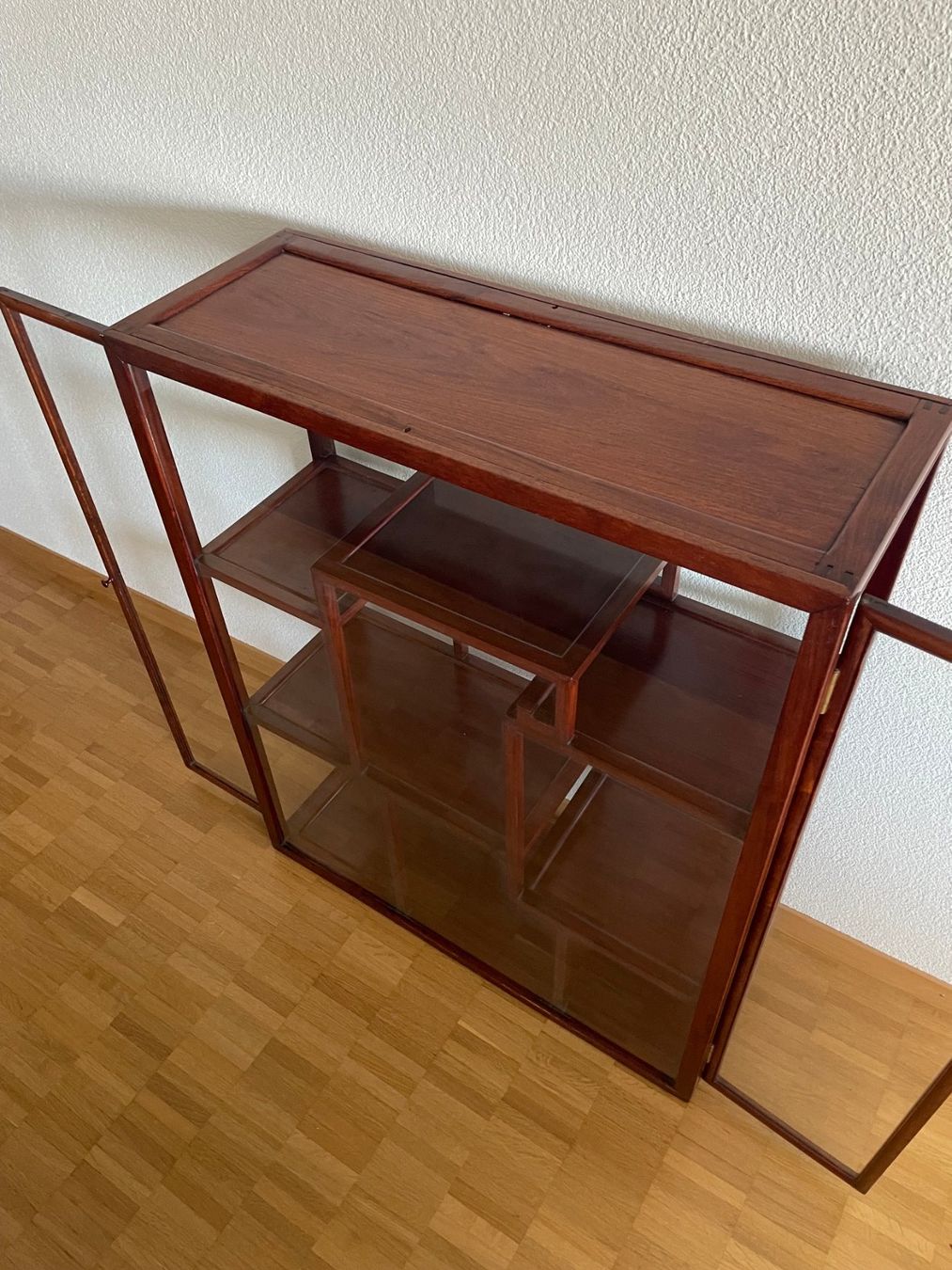 Vitrinen: Moderne Vitrine im chinesischen Stil – Gebraucht aus Bern von curtius01 4
