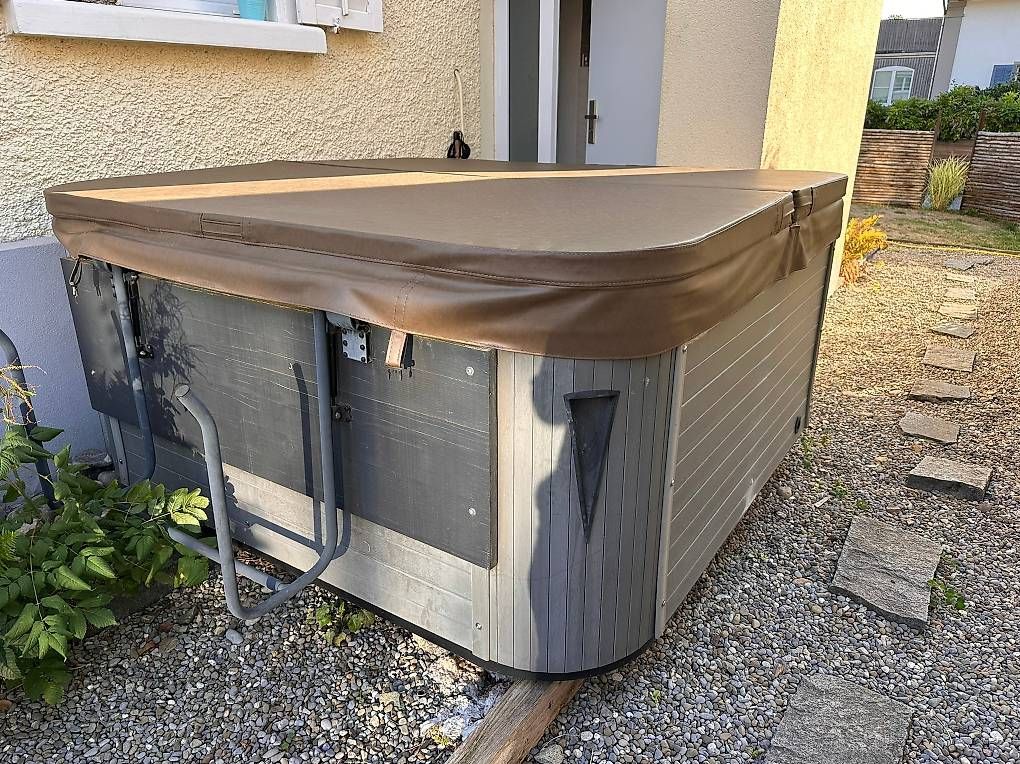 Jacuzzi Whirlpool: Whirlpool 5-Plätzer Outdoor – Usato da Meisterschwanden venduto da Meischti1 1