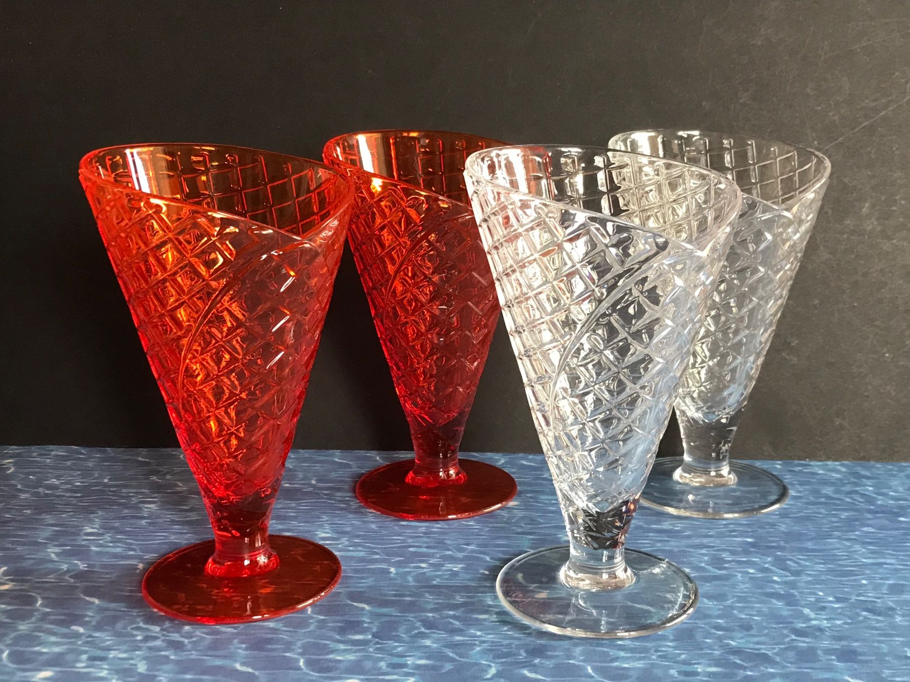 Bicchieri: Glas KUNSTSTOFF Becher Eisbecher Coupeglas Camping 4Stk – Usato da Däniken SO venduto da allerlei54