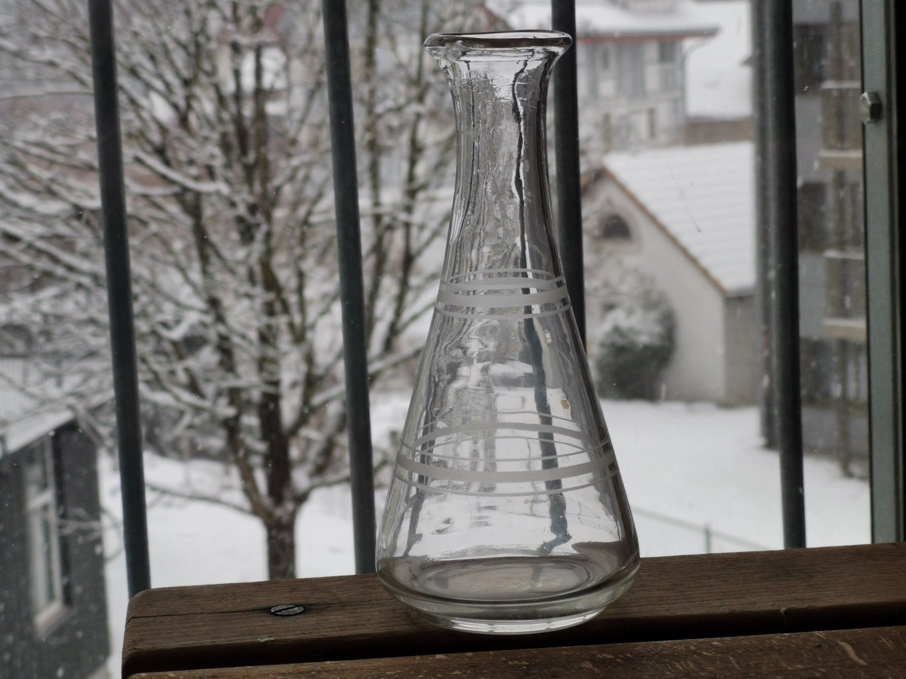 Caraffe: Antike Glaskaraffe Wasserkrug verziert 2dl – Usato da Berneck venduto da Hansi_Muenz 1