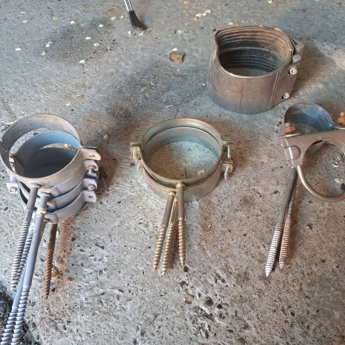 Altri materiali da costruzione: divers rohrschellen kupfer – Usato da Benzenschwil venduto da 007tinu 5