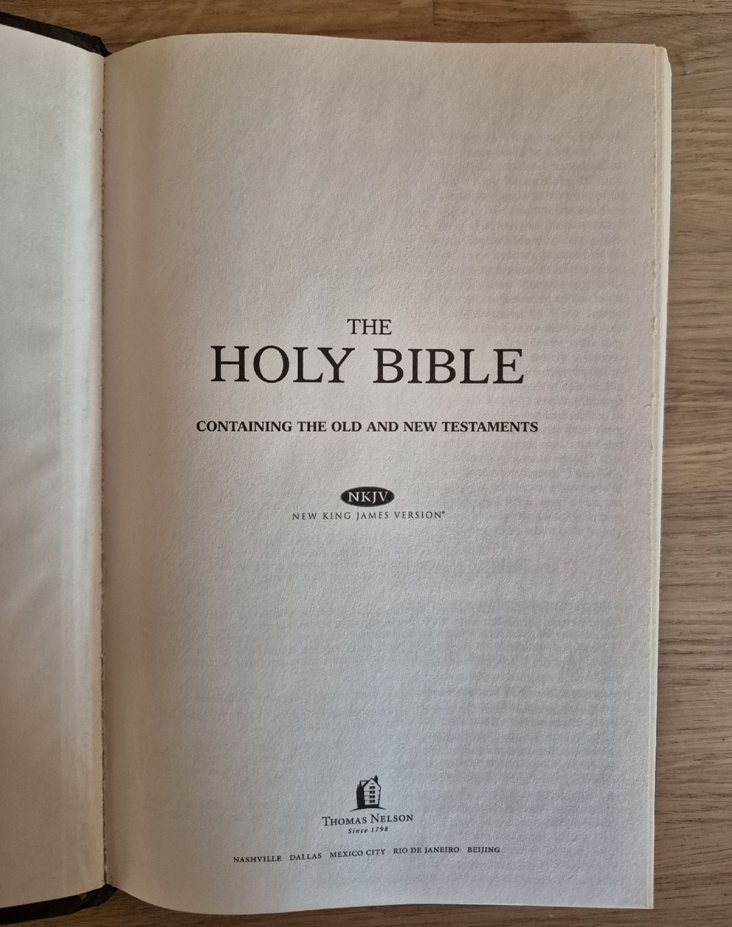 Libri: Holy Bible - New King James Version – Usato da Volketswil venduto da SwissAir86 1