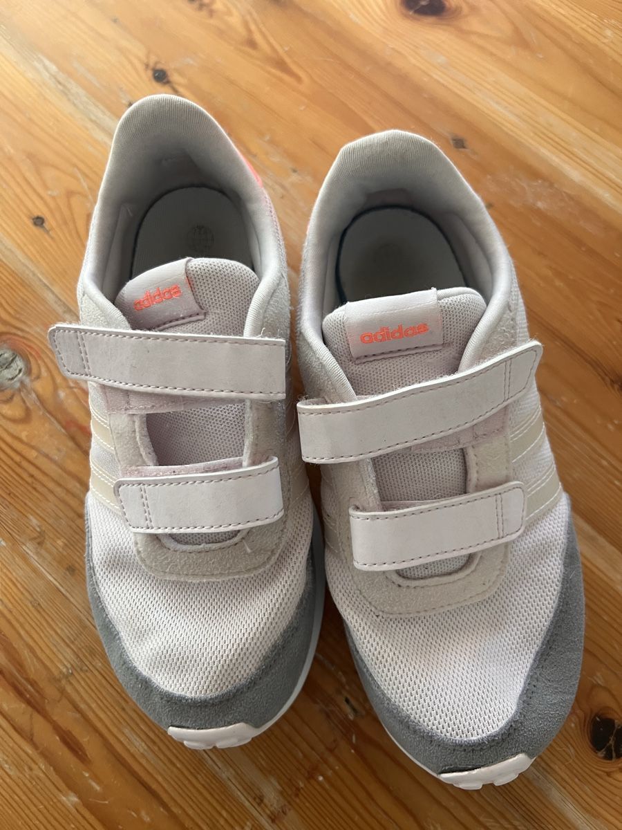 Schuhe für Mädchen: Adidas Turnschuhe – Gebraucht aus Zollikofen von Nesepalamutu 1