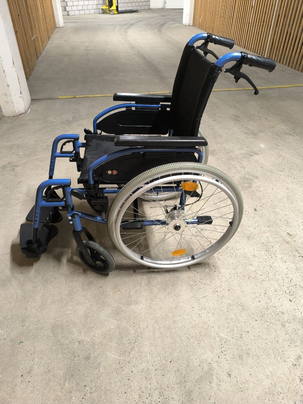 Chaises roulantes: Rollstuhl PyroStart+ Sitzbreite 43cm – D'occasion à Allschwil par BezoBezo 3