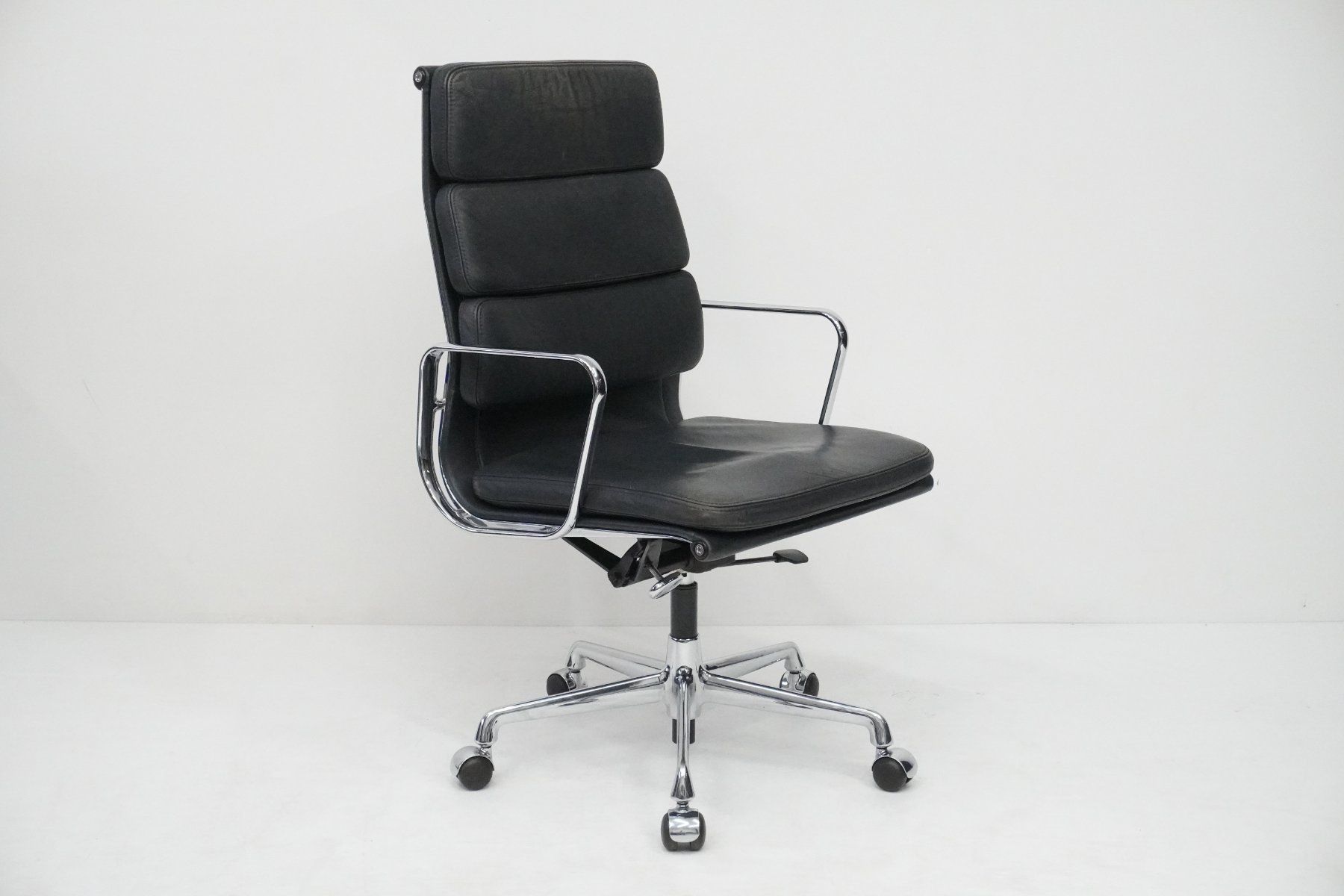 Vitra Sedie: Vitra Eames Soft Pad EA219 dunkelblau 1984 Designklassiker – Usato da Bad Zurzach venduto da QLASSIQ