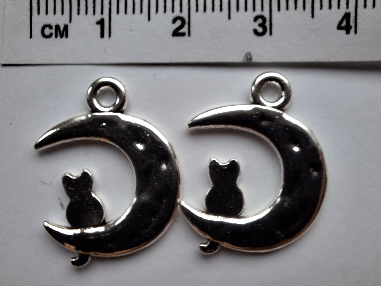 Anhänger: 2x Anhänger Katze auf Mond, Silberfarbe – Neu (gemäss Beschreibung) aus Zürich von t24_de