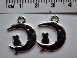 2x Anhänger Katze auf Mond, Silberfarbe
