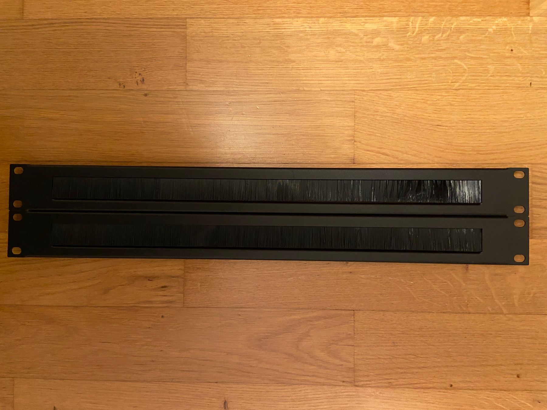 Sonstiges Zubehör: Adam Hall 19" Parts 87221 BRUSH – Gebraucht aus Zürich von BenJoMusic 1