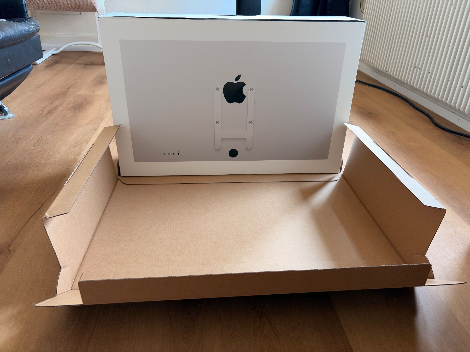 Apple PCs: Apple Studio Display Nano/VESA Mount, Apple Care 8.8.2028 – Neu (gemäss Beschreibung) aus Uster von woe_2xvz 1