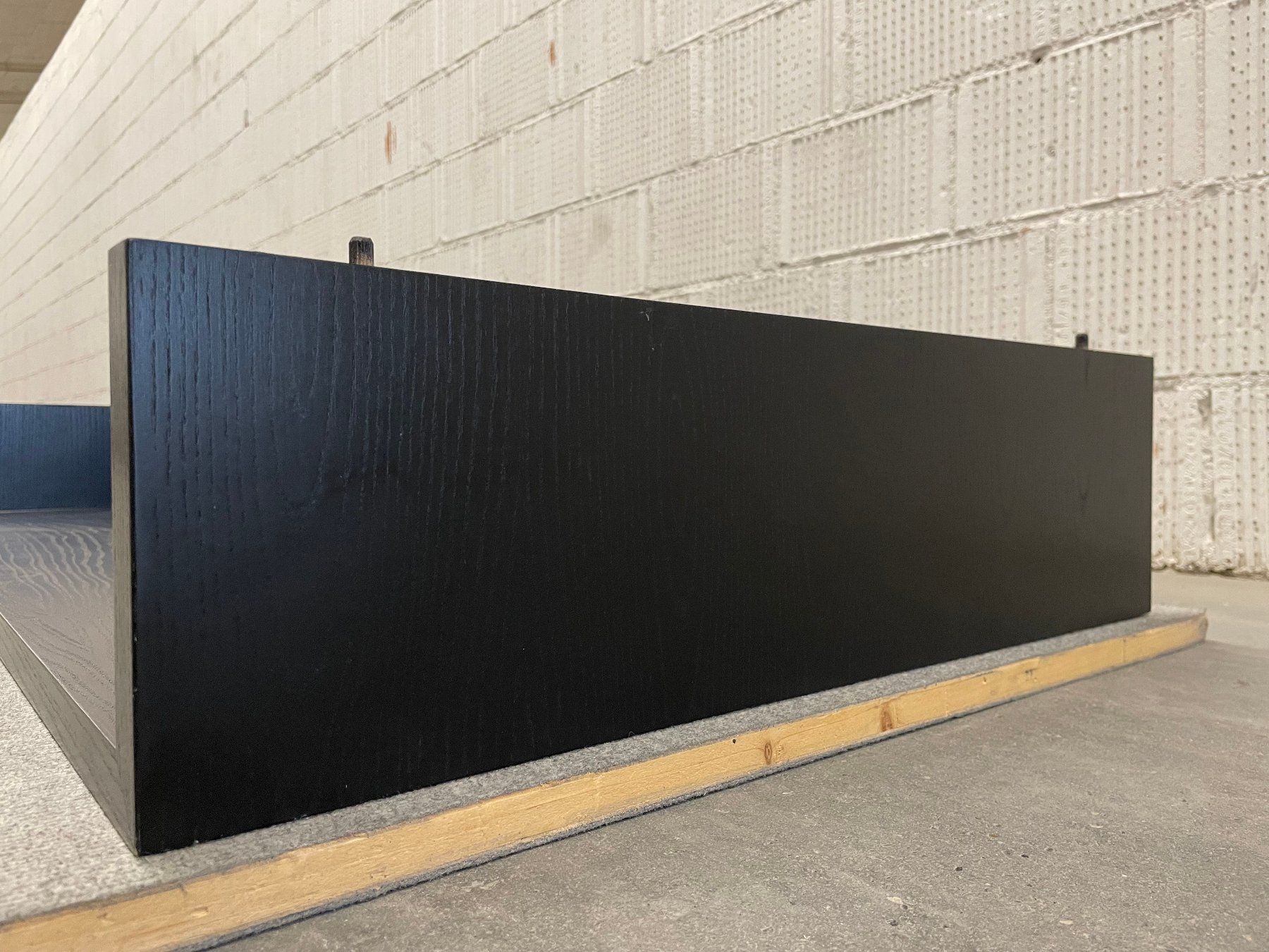 TV Möbel: U_Element_HBT 180/181x1350x650_25Span, Esche funiert – Gebraucht aus Flawil von Waldau1A 5