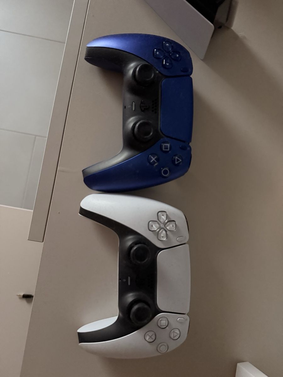 Sony Konsolen: PlayStation 5 Digital Edition + 2 Controller, Headset, Lade – Gebraucht aus Wünnewil von san_h9dv 3