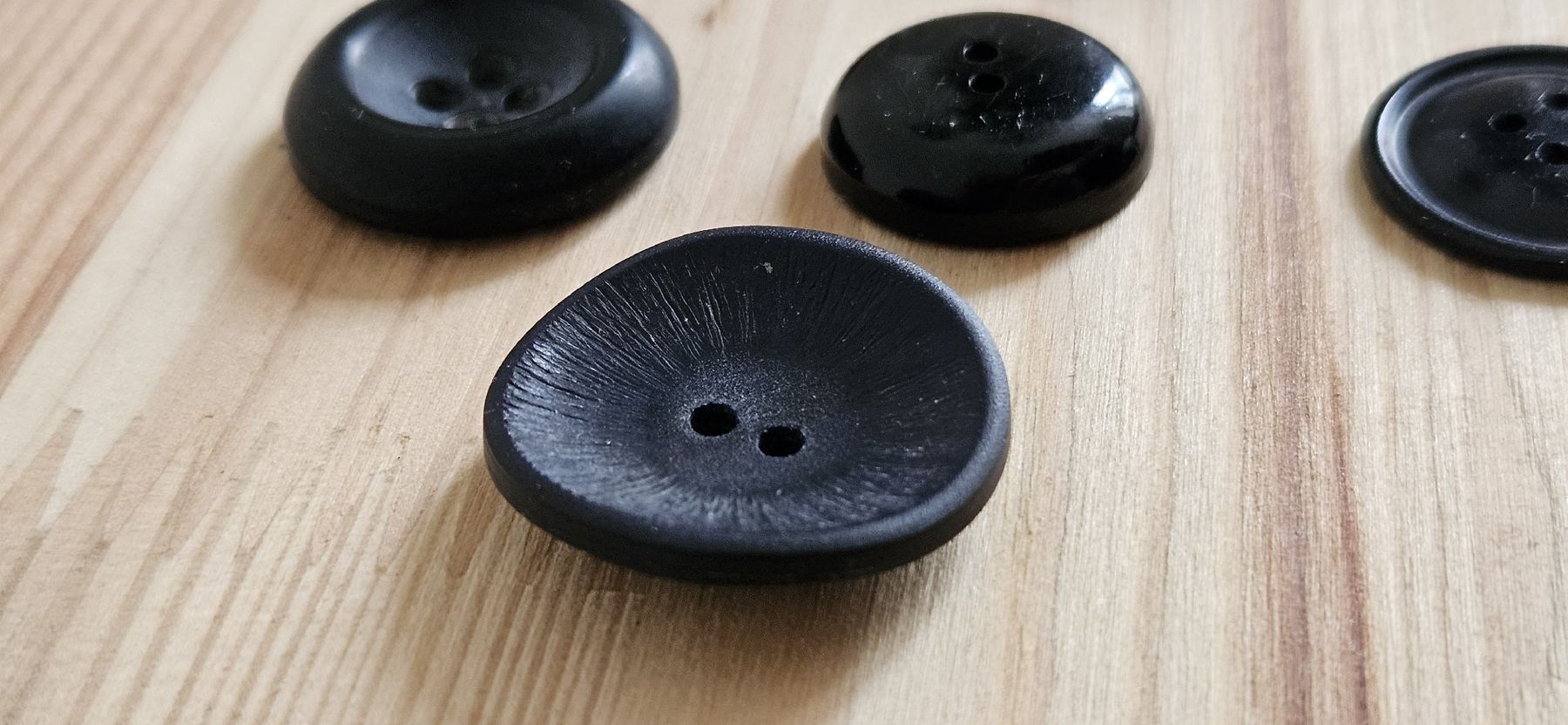 Bottoni: 14 boutons anciens noir de 2 à 3,5cm – Usato da Carouge GE venduto da Lea000 2