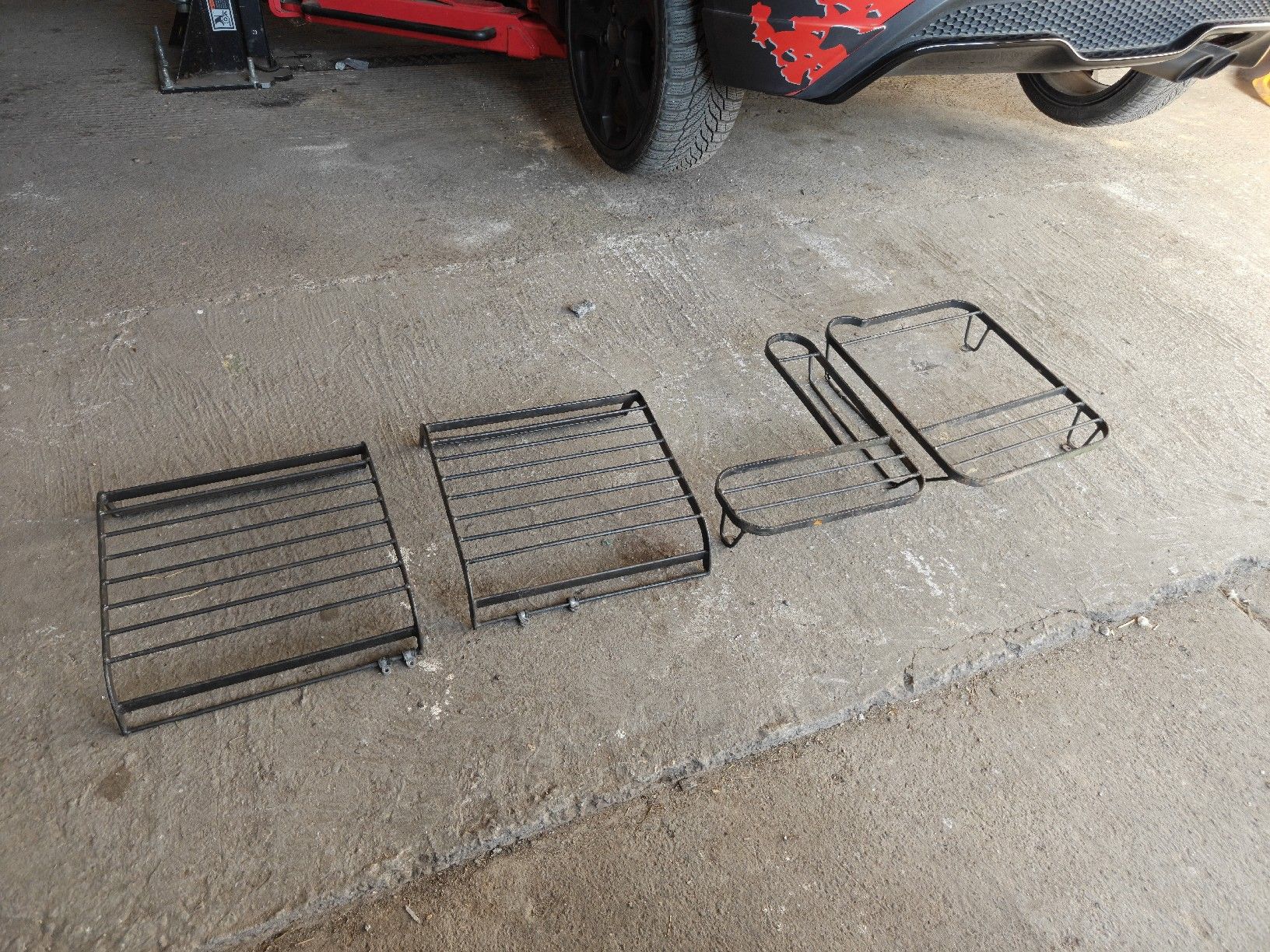 Land Rover Toutes les pièces auto: Land Rover Defender Scheinwerfer Gitter – D'occasion à Walde AG par ivo430 1