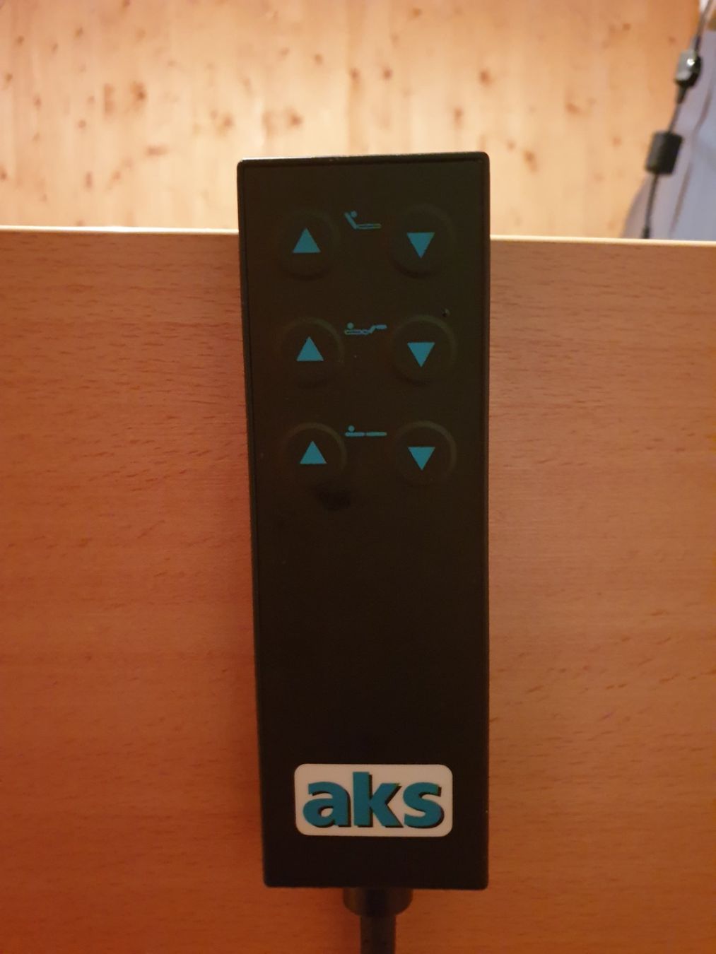 Betten: Robustes elektrisches Pflegebett mit Rollen – Gebraucht aus Bargen SH von findlingshop.ch 2