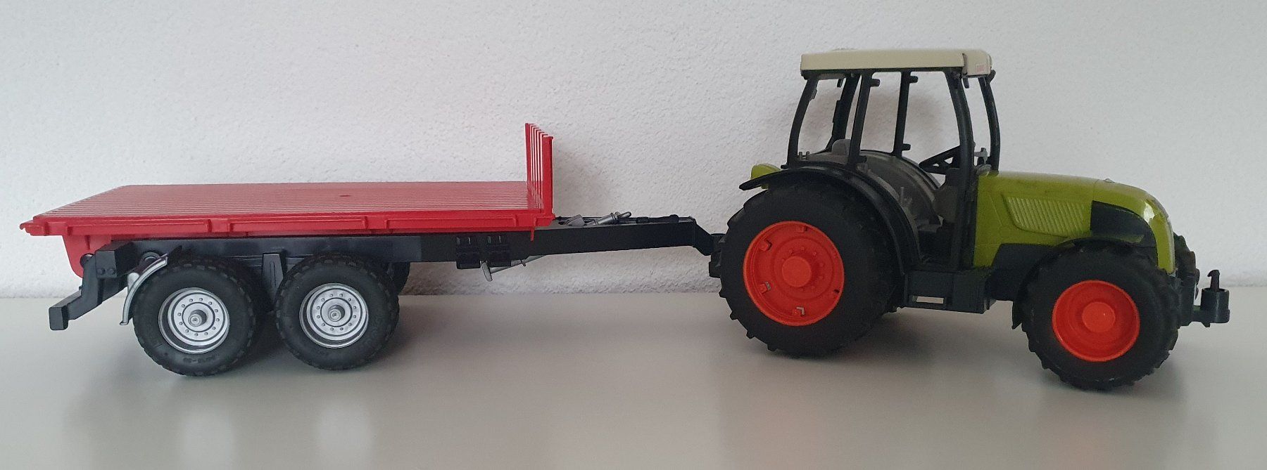 Bruder Giocattoli: Original Bruder Traktor mit Anhänger – Usato da Seewen SO venduto da dan_5xh2