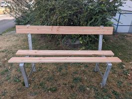 Moderne Gartenbank Massivholz & Stahlgestell (Neuwerti