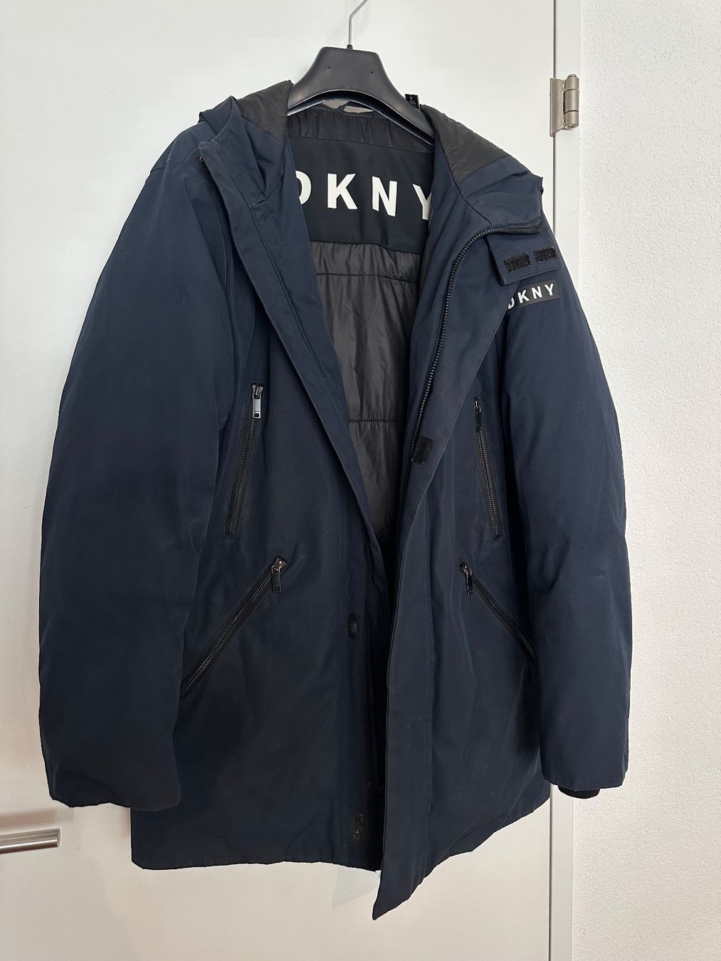 DKNY Giacche: DKNY Herren Winterjacke dunkelblau - L – Usato da Pfäffikon SZ venduto da ansyyy 2
