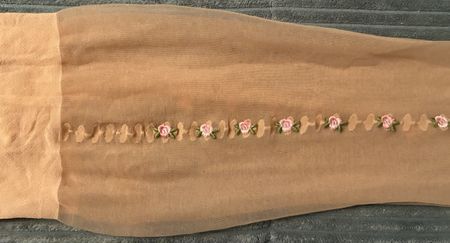 Strümpfe vintage Rosen Stickerei beige neu Grösse M