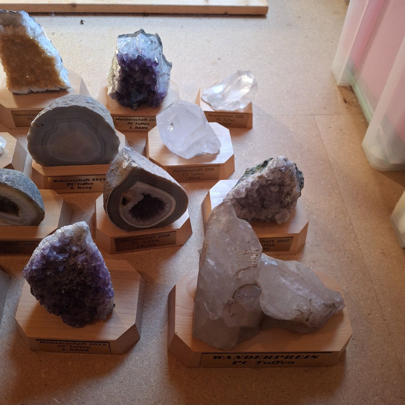 Mineralien & Heilsteine: Kristalle auf Holzsockel – Gebraucht aus Toffen von Seppi80 1