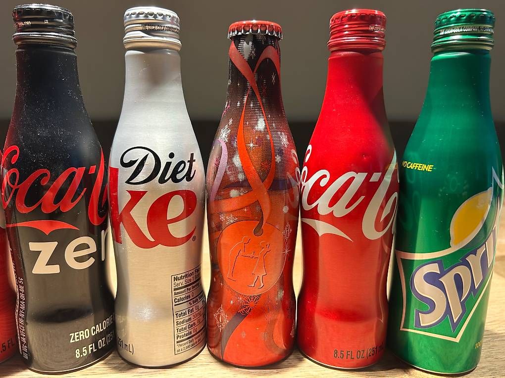 Altro in Stoviglie & Bicchieri: Coca Cola Mini Flaschen Sammlung, Sonderedition, Top Zust... – Nuovo (secondo la descrizione) da Wetzikon ZH venduto da Oliverlehmann 1