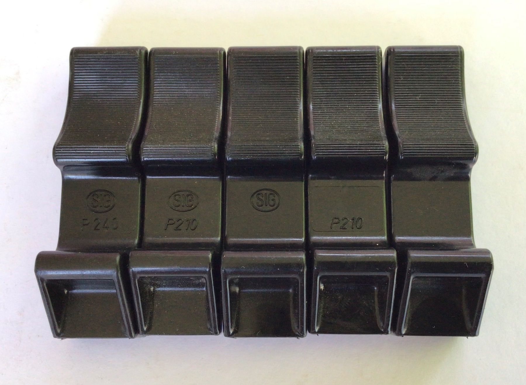 Tiro a segno: 5 SIG P210 Magazinladehilfen – Usato da Biel/Bienne venduto da Bedretto
