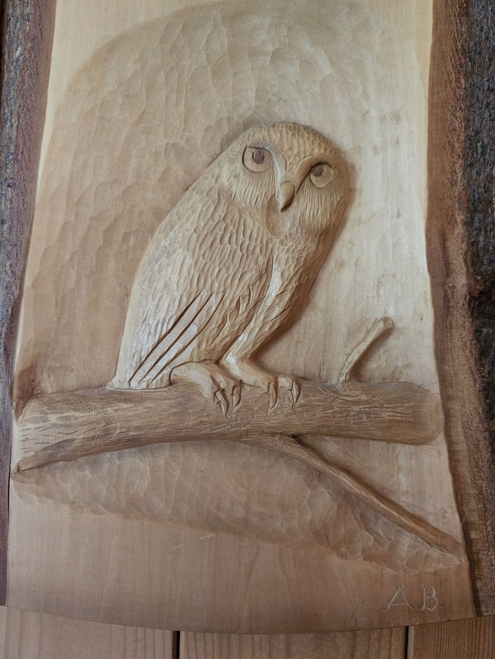 Articoli in legno: Handgeschnitzte Relief-Wanduhr auf einer Baumscheibe – Usato da Rüti ZH venduto da Moli8 2