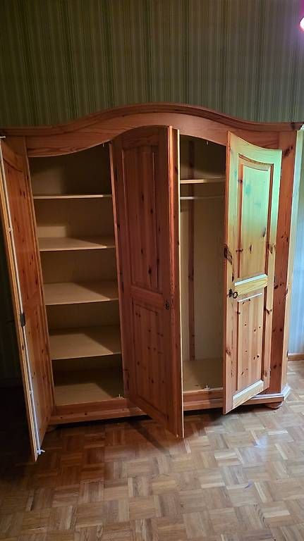 Schränke: Armoire en pin massif – Gebraucht aus Vessy von Valenico01
