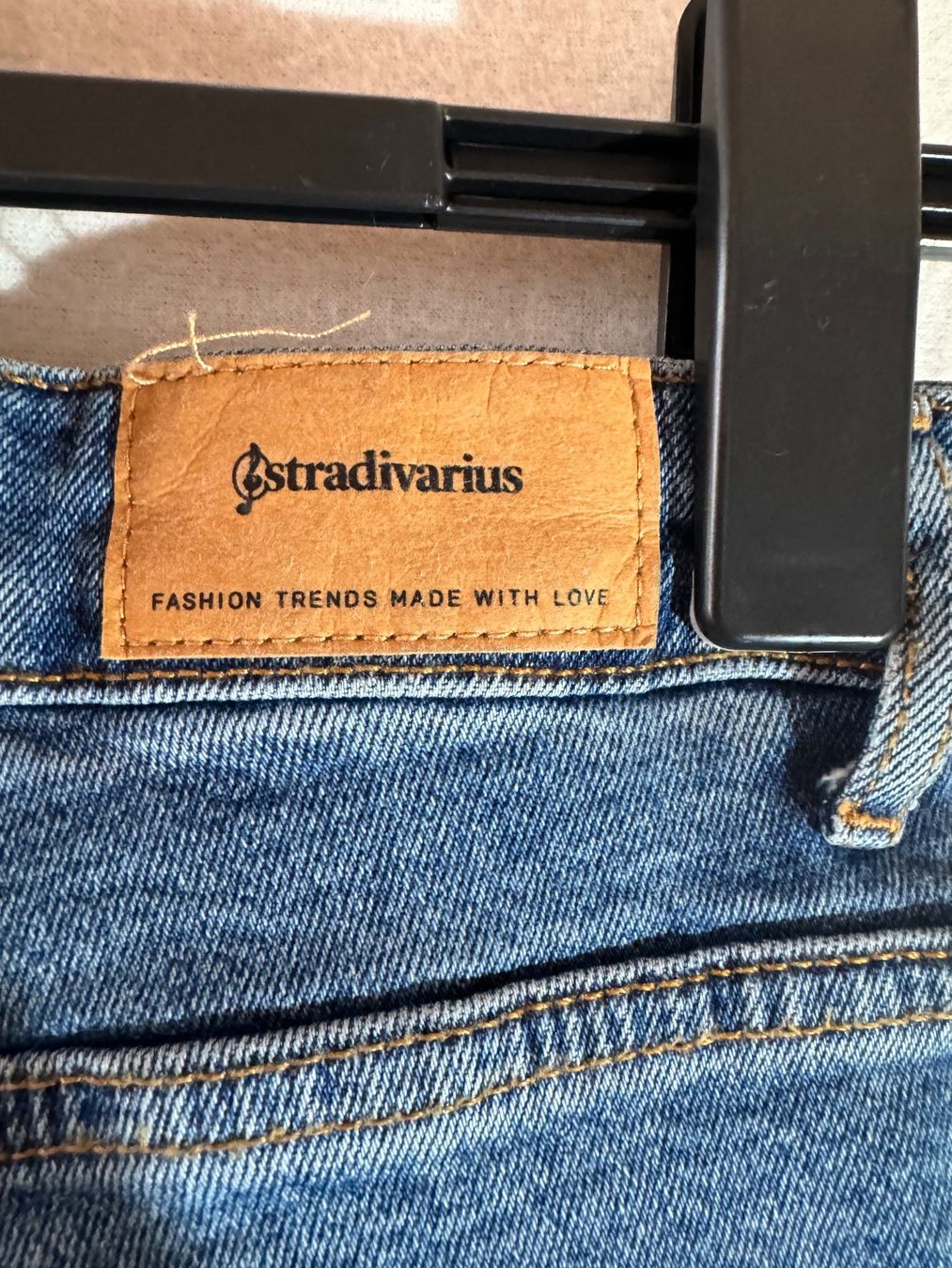 Stradivarius Jeans: Stradivarius Mom Jeans mit Strasssteinen Gr. 36 – Usato da Grosswangen venduto da second_hand_dress 6